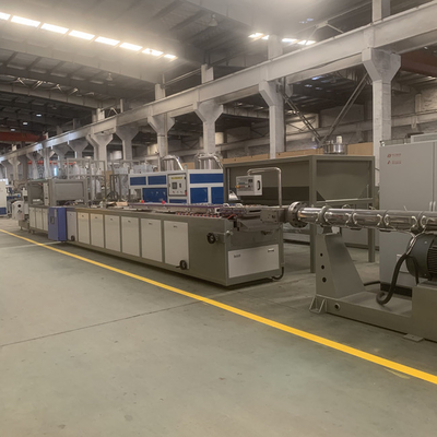 Goede prijs. 300kg/H het Plafondcomité van capaciteitspvc Uitdrijvingslijn 250mm Breedte online