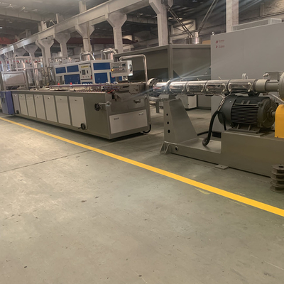 Goede prijs. de Raadsproductielijn 1220mm van 250kg/H WPC voor Decoratie online