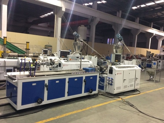 600mm het Plafondcomité van Pvc Uitdrijvingsmachine voor Ontwerp van de Blad het Dubbele Schroef