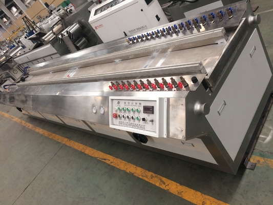 Goede prijs. De Diktekader die van 400KG/H 5mm de Productielijn van WPC maken Decking online