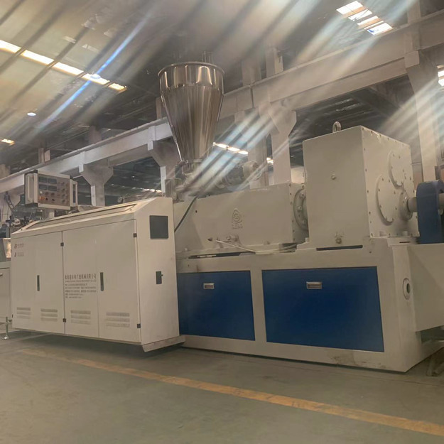 van het Meubilairwpc van 150kg/H 37kw de Uitdrijvingsmachine 65mm Schroef 2