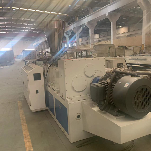 van het Meubilairwpc van 150kg/H 37kw de Uitdrijvingsmachine 65mm Schroef 1