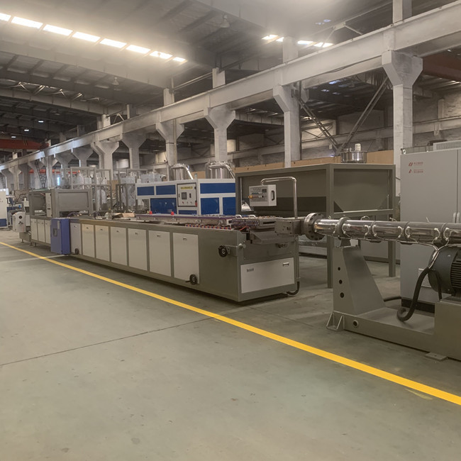 300kg/H het Plafondcomité van capaciteitspvc Uitdrijvingslijn 250mm Breedte 2