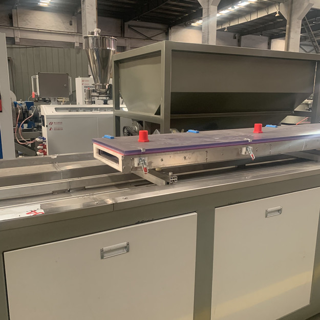 250mm 400kg/H WPC Tweeling de Schroefextruder van de Profielproductielijn 4