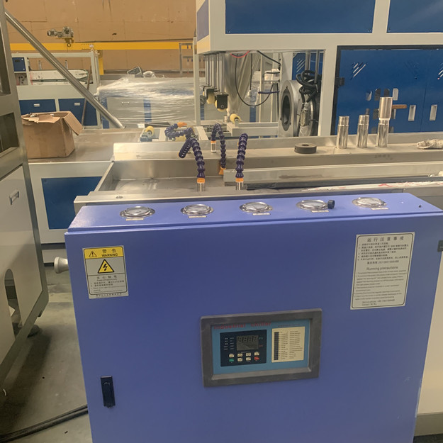 250mm 400kg/H WPC Tweeling de Schroefextruder van de Profielproductielijn 3