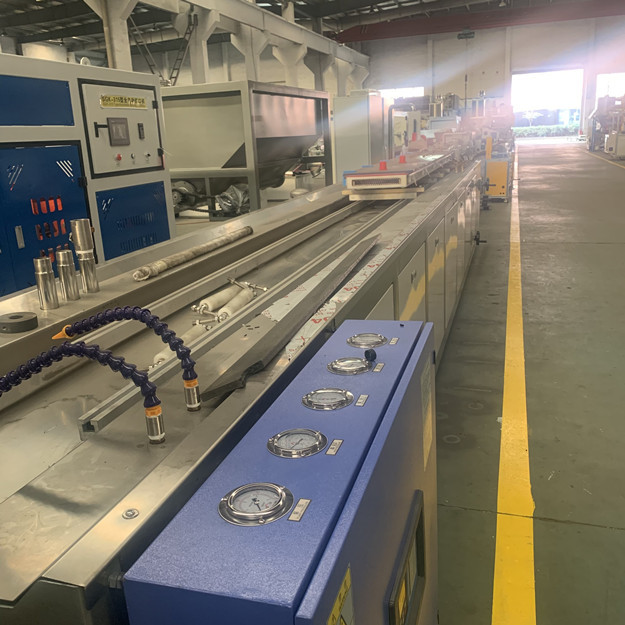 250mm 400kg/H WPC Tweeling de Schroefextruder van de Profielproductielijn 0