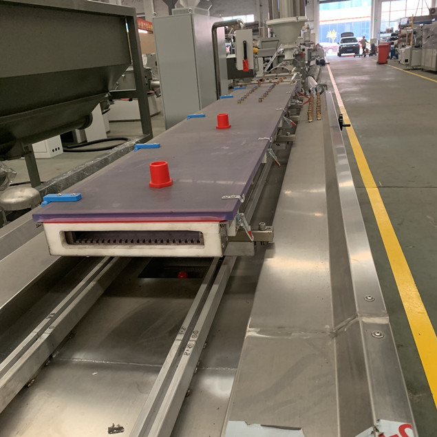 Tweelingschroefwpc Raad die Machineenergie maken - besparing het Horizontale Blad Voeden 4