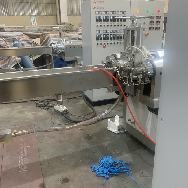 De volledig Automatische Plastic van de de Uitdrijvingslijn van het Rotanwpc Profiel Enige Schroef 4