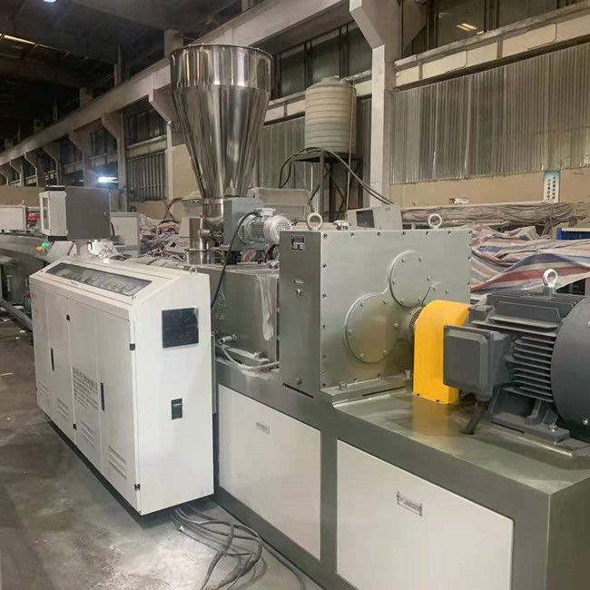 50kg/H pvc-Buismachine 65mm het Planetarische Scherpe Type van Schroefdiameter 4